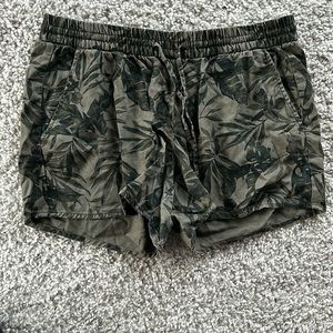 NWOT Old Navy drawstring shorts. Tropical print size L.